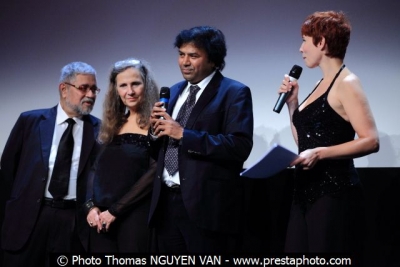 De gauche à droite : Ramesh Tekwani, Gabriele Brennen, Déléguée générale du Festival, Manoj Srivastava et Isabelle Georges