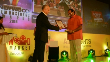 Pierre Assouline a remis le prix "Life Time Achievement" à K.V Vijayendra Prasad, scénariste de "Baahubali : the Beginning"